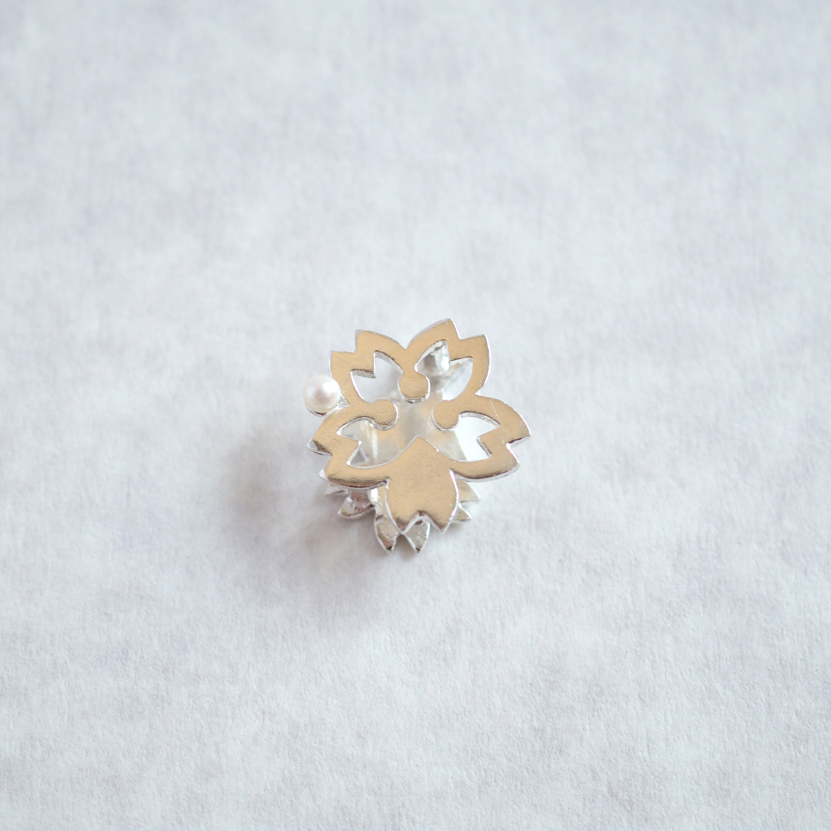 【豆留 by nagai yoko】２度楽しめるリバーシブルデザイン 桜 ／ 杯　メッキ無　淡水パール