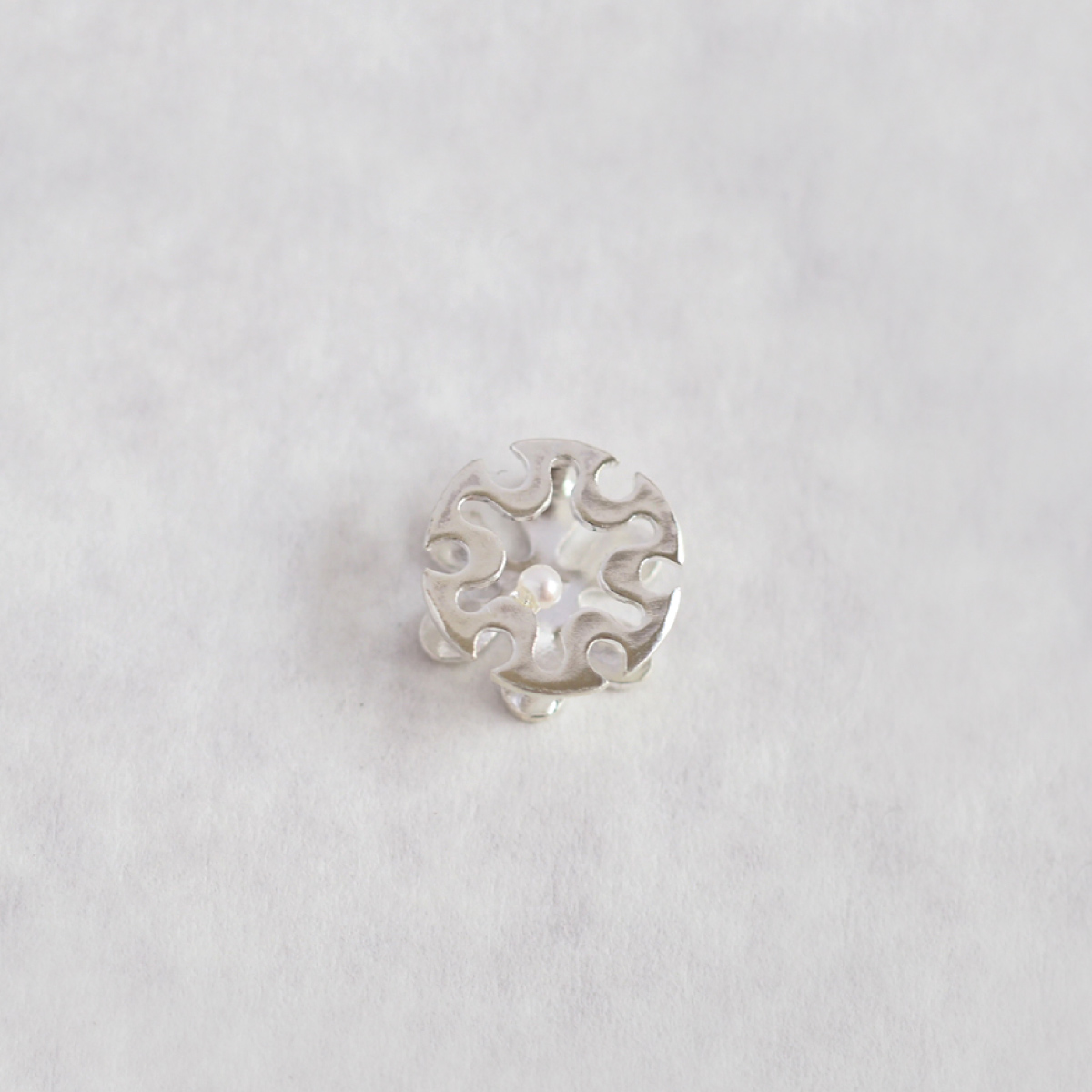 【豆留 by nagai yoko】２度楽しめるリバーシブルデザイン 雪輪 ／ 初雪　メッキ無　淡水パール