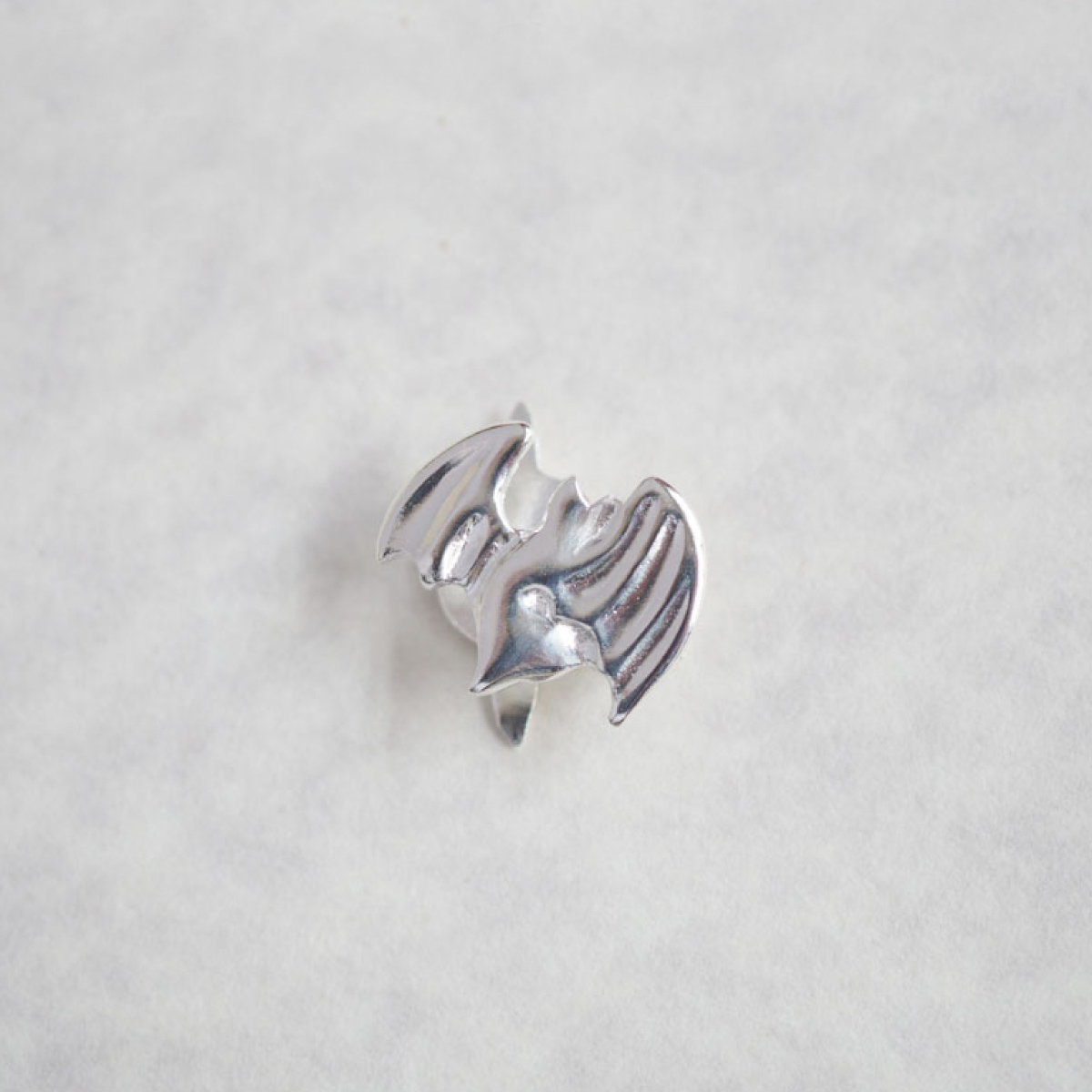 【豆留 by nagai yoko】２度楽しめるリバーシブルデザイン 蝙蝠 ／桃 　メッキ無