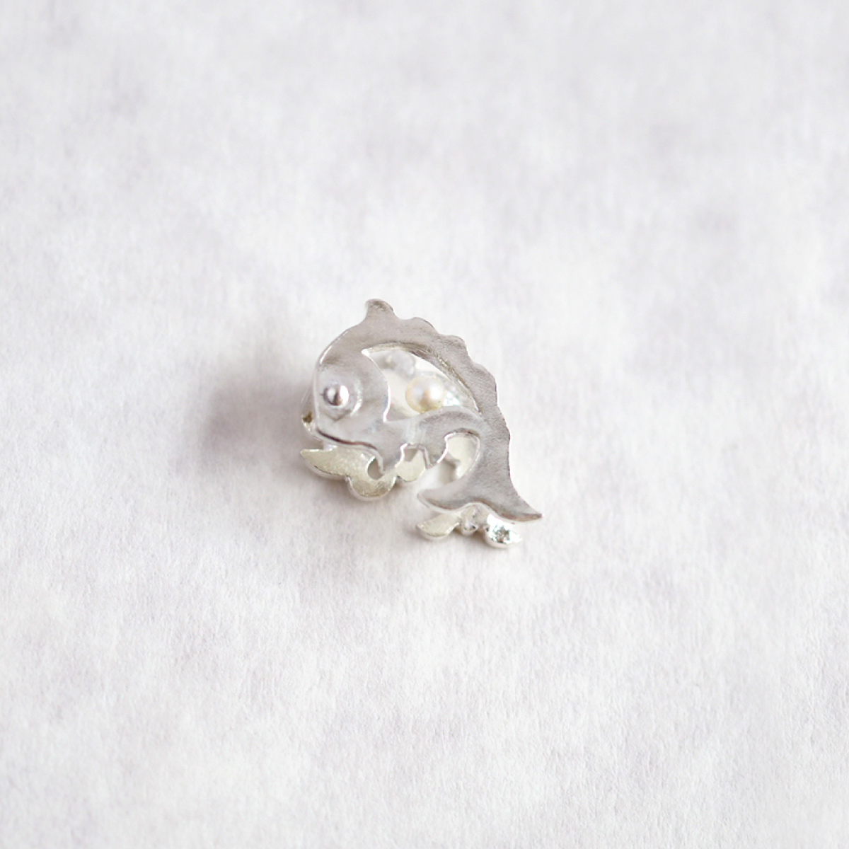 	【豆留 by nagai yoko】２度楽しめるリバーシブルデザイン 鯛/海老 メッキ無し淡水パール